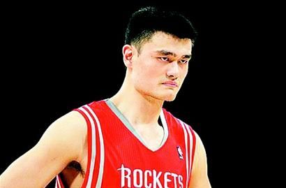 为什么姚明能在nba获得成功(姚明为什么能在美国石油重镇 获得球衣退役最高待遇呢)