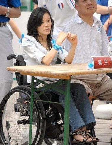 17岁比赛摔成高位截瘫，17年后被美国赔偿1000万，桑兰经历了什么