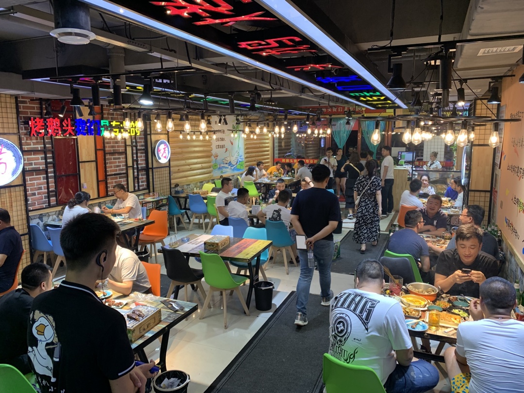 长春第一家专业"烤鹅"的烧烤店,不少人开车40多公里专门来吃