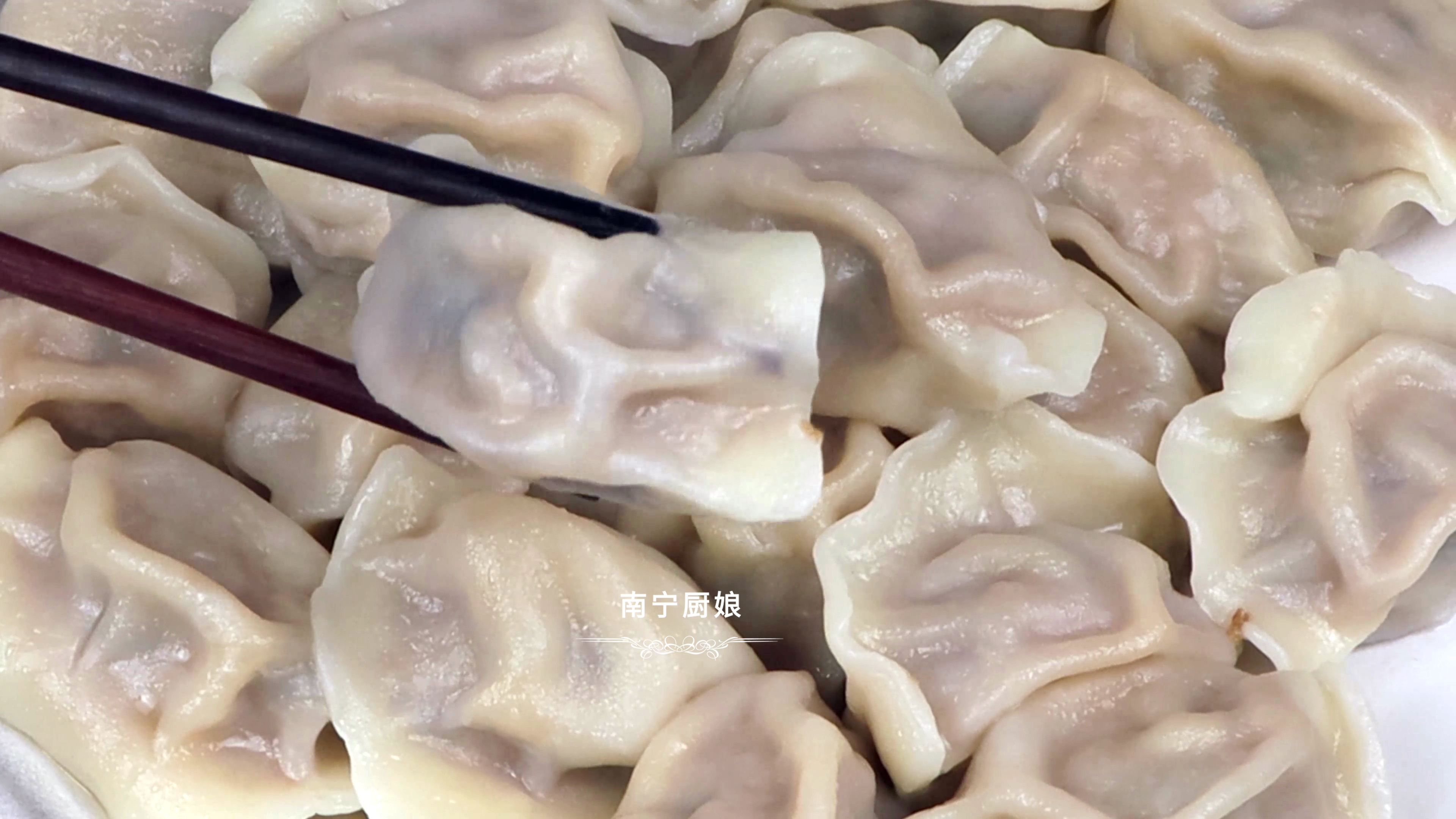 煮冻饺子时，冷水还是开水下锅好？教你正确煮法，饺子完整不破皮