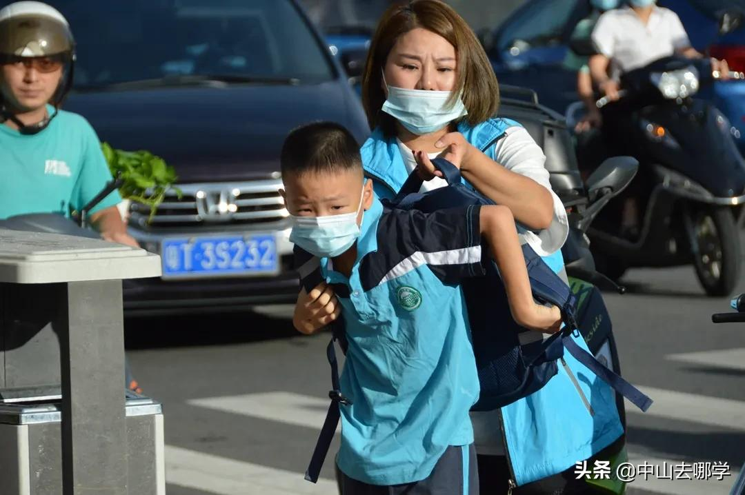 开学啦！现场多图预警：妈趴窗，爹爬墙，脸贴地！场面过于欢乐