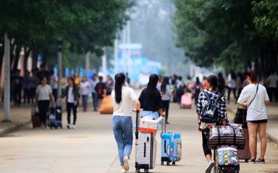 国内最早迈进冬天的本科大学，10月1就要穿棉裤，学生根本扛不住