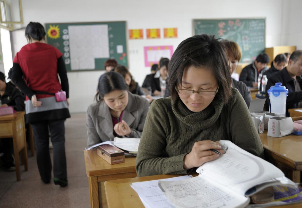 退休老师不能开补课班？老教师被人举报，教育部回应让人安心