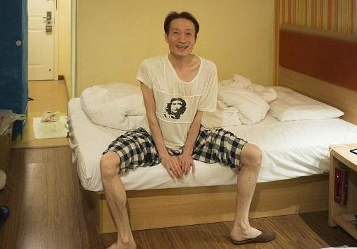 男版杨丽萍，为舞蹈终生未娶，如今生活不能自理，靠学生家长照顾