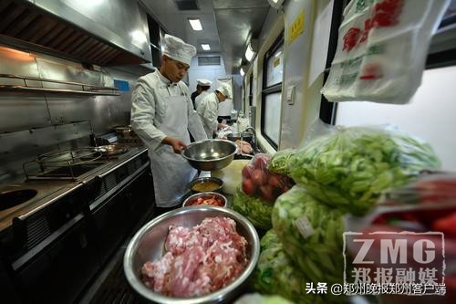 美味温暖回家路｜列车上4厨师一路做出500份盒饭百余份小炒……