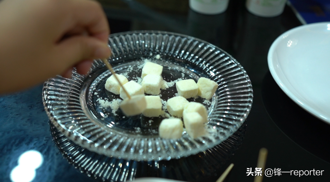 強(qiáng)悍！德國轉(zhuǎn)盤擠奶機(jī)，一個(gè)小時(shí)擠500頭奶牛