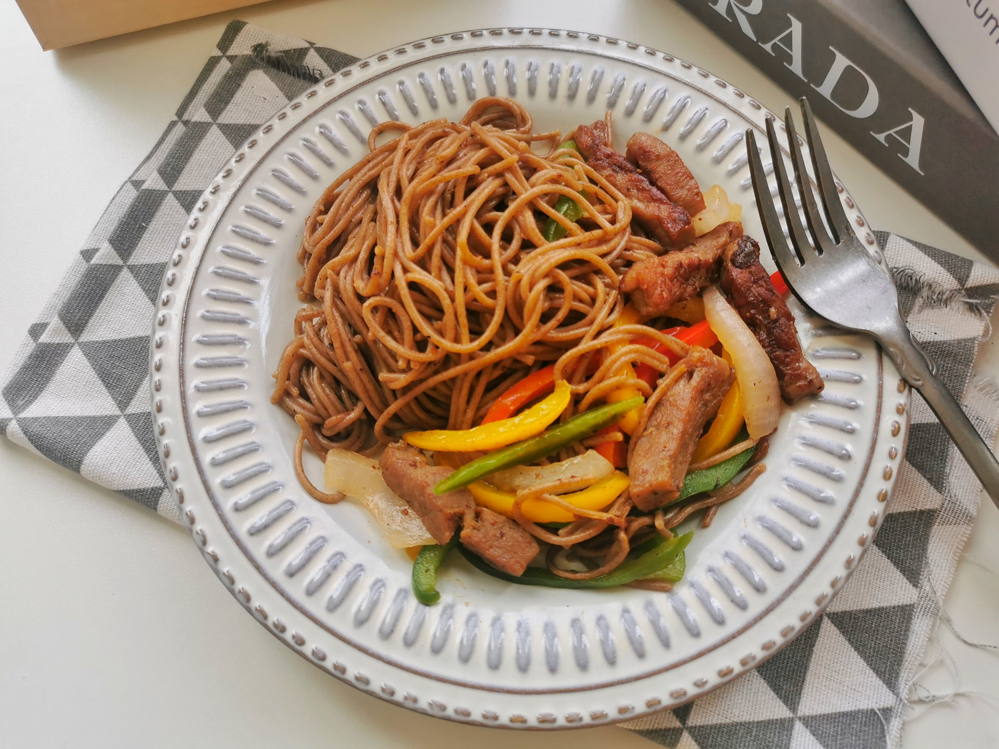 夏季怕胖多吃荞麦面条，煮一煮拌一拌，低脂饱腹，搭配牛排超解馋