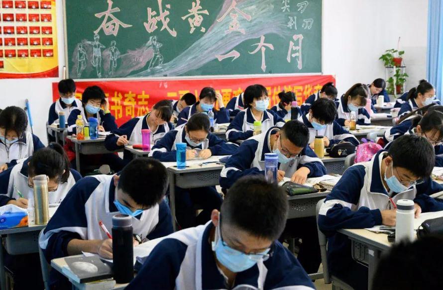 高考状元都出自什么家庭？看到父母的职业明白了，家庭背景不简单