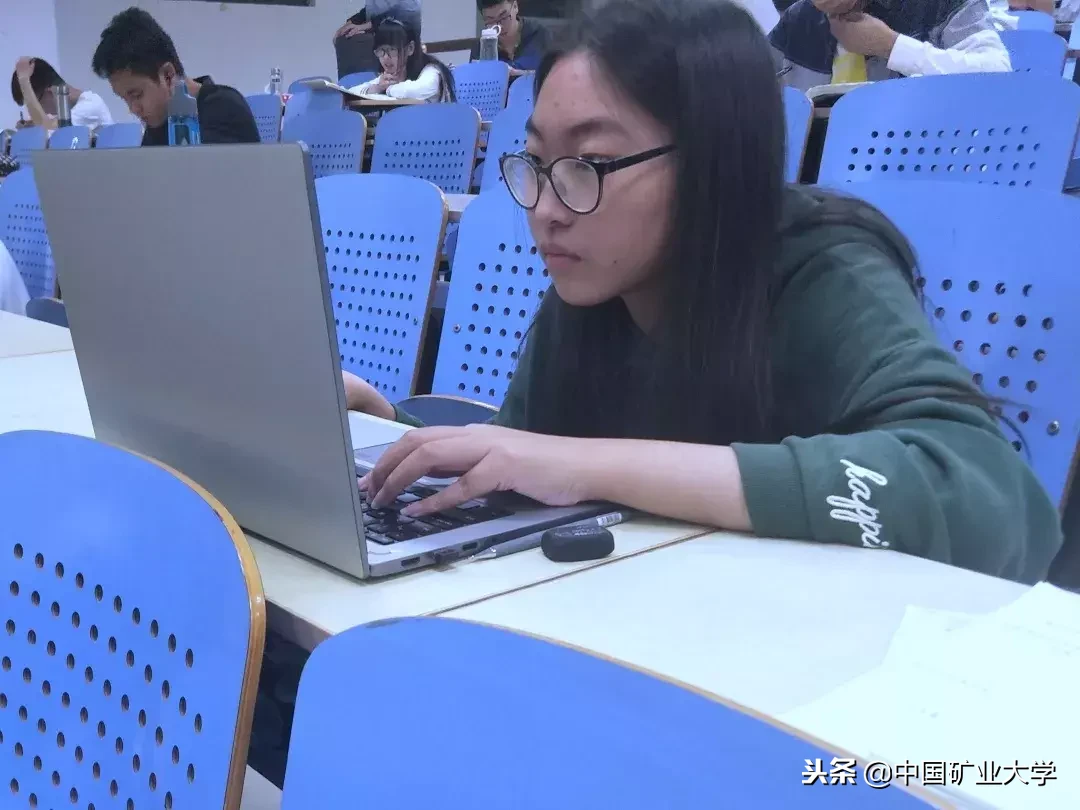 听说洪彬一同学获得了国奖，快来看看她的优秀历程吧！