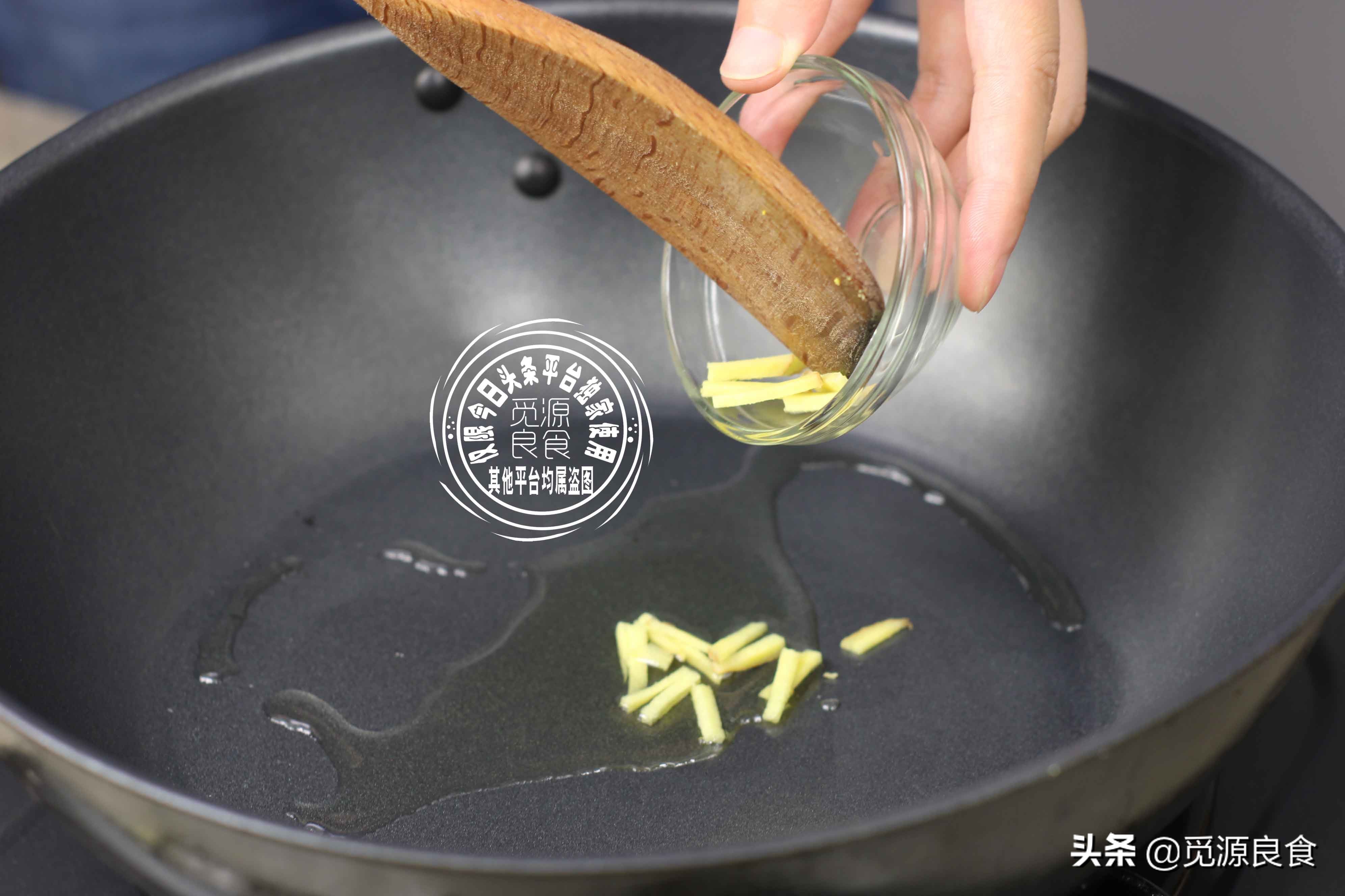 一道清淡的素菜，西芹炒百合，清脆爽口营养美味，隔三差五吃一回