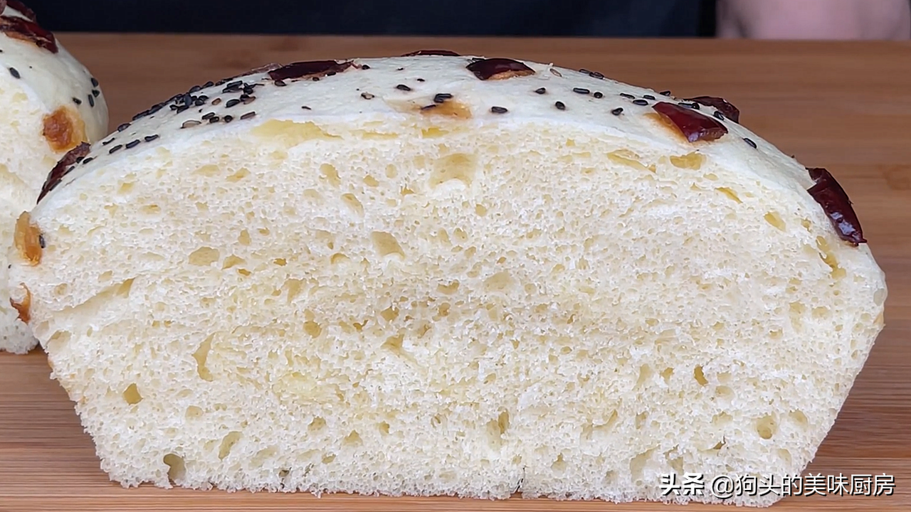 发糕这样做，不用揉面，一搅一蒸就出锅，松软香甜，比面包还好吃