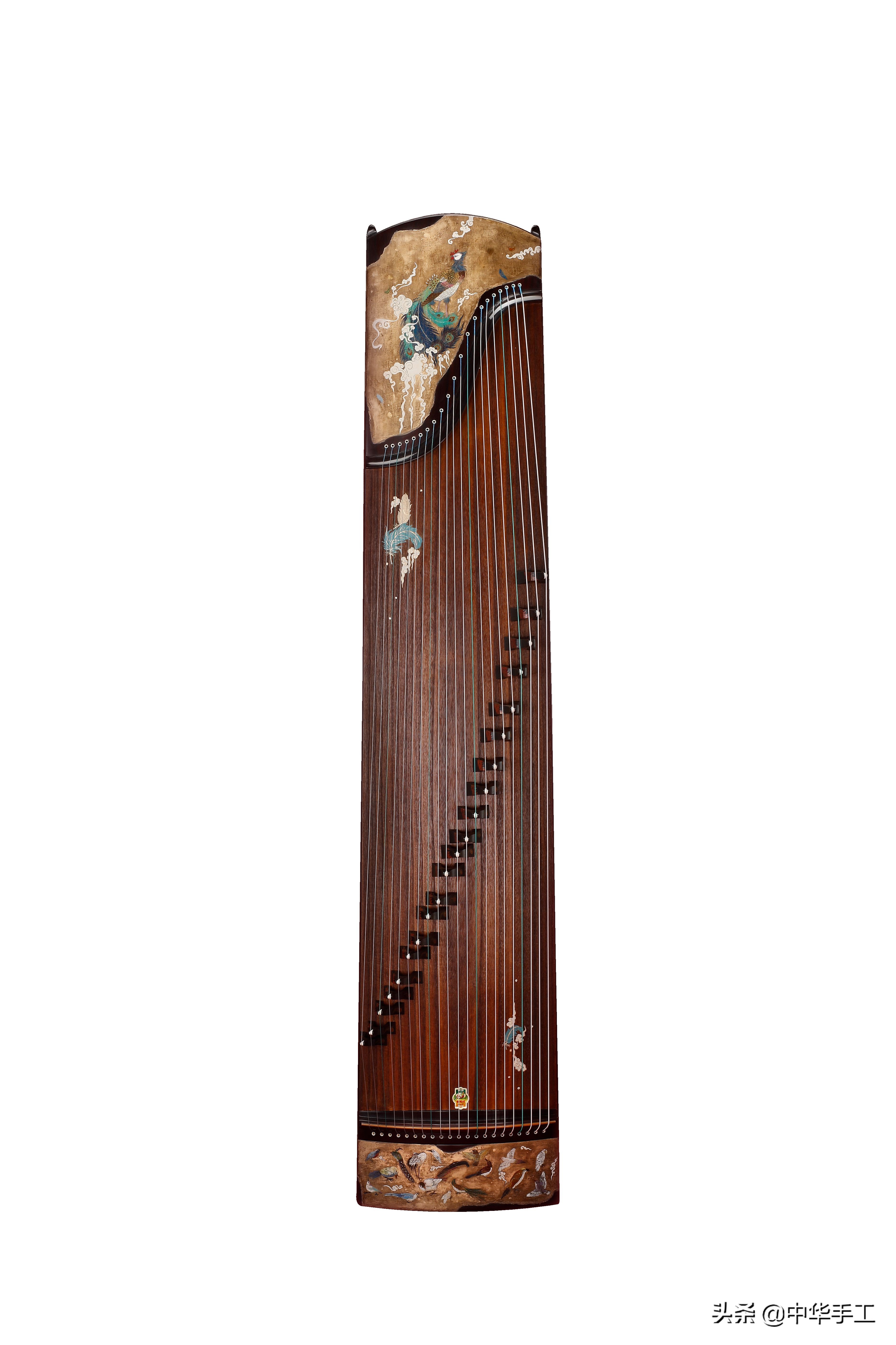 他的嫡传弟子,现任"敦煌牌"古筝质量总监的李素芳,回忆起师傅当年的