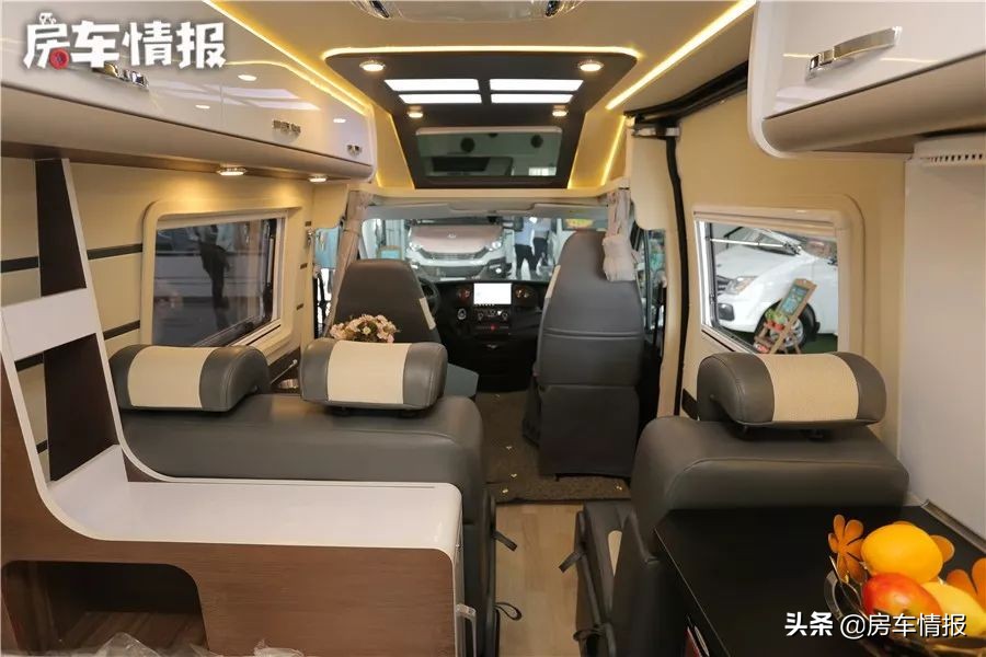 宇通依维柯B型房车2+3式布局，超大天窗，内饰豪华，适合3口之家