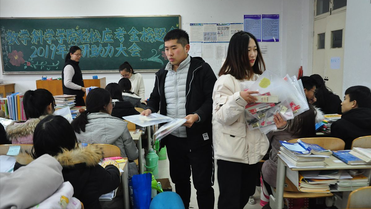 河南高考人数超过百万，录取率垫底，一考生疑因太紧张被抬进考场