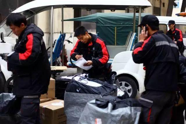 顺丰的快递员真幸福，又有新外快赚了！这回，是保险公司给钱