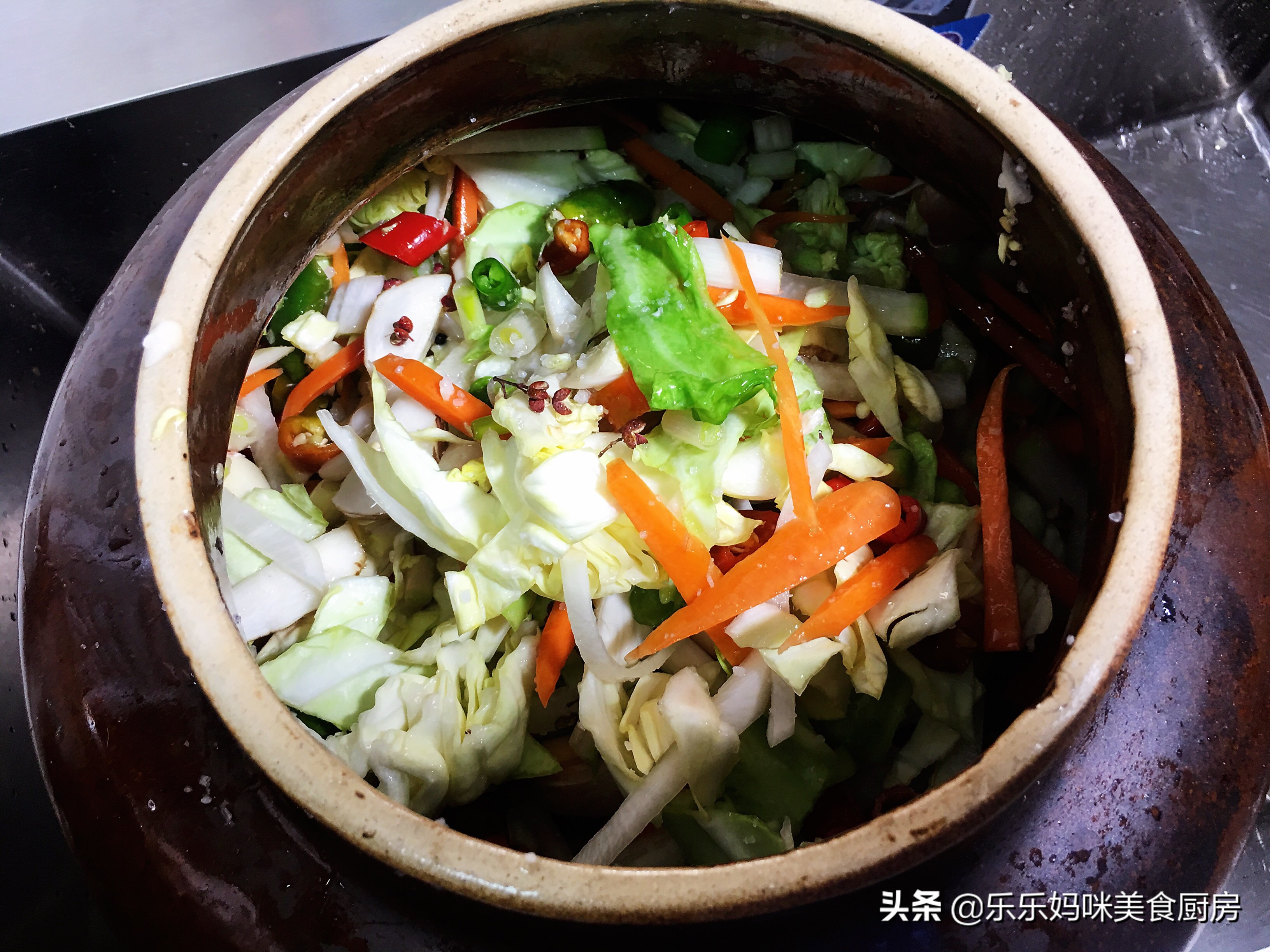每年秋季，妈妈都用这方法腌咸菜，7种食材腌1瓮，够吃一冬