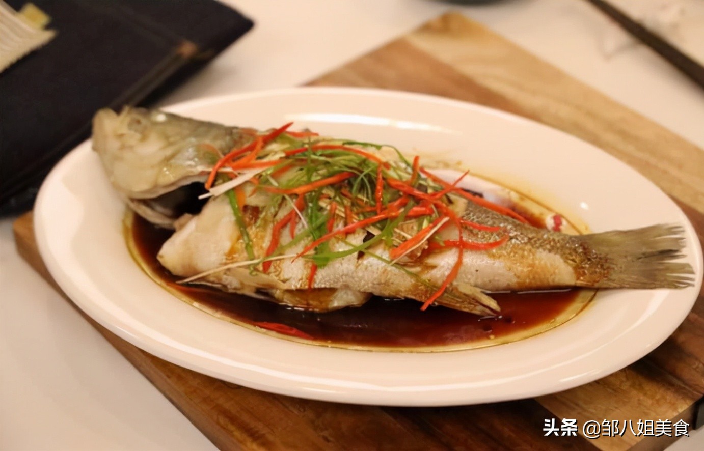 ​鱼肉蒸好为什么又硬又腥？原因有三点，教你正确做法，鱼肉嫩又香