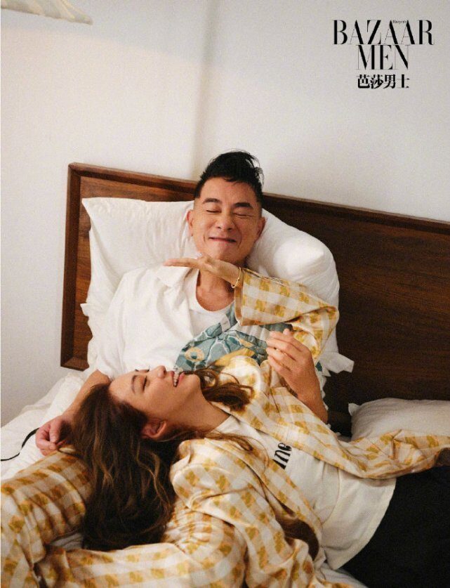 应采儿爸爸晒俩外孙近照，哥哥弹琴弟弟捣乱，“四手联弹”好有爱