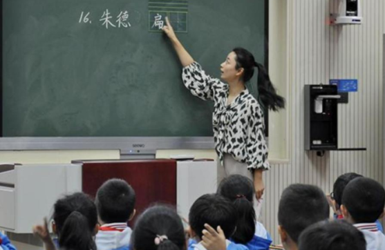 多地中小学现“教师荒”，系统却显示已经超编，在编老师都去哪了