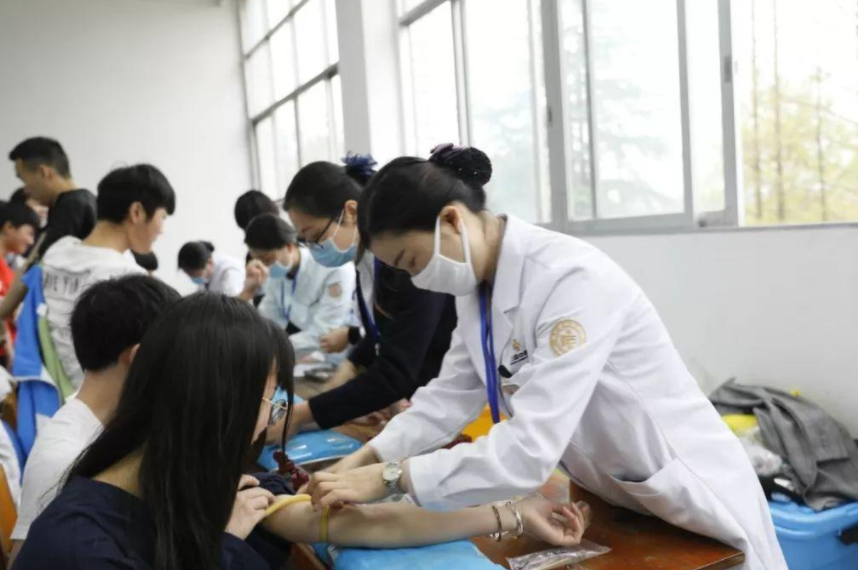 高考体检要“脱光光”？学生的无知闹出乌龙，有人吓成表情包