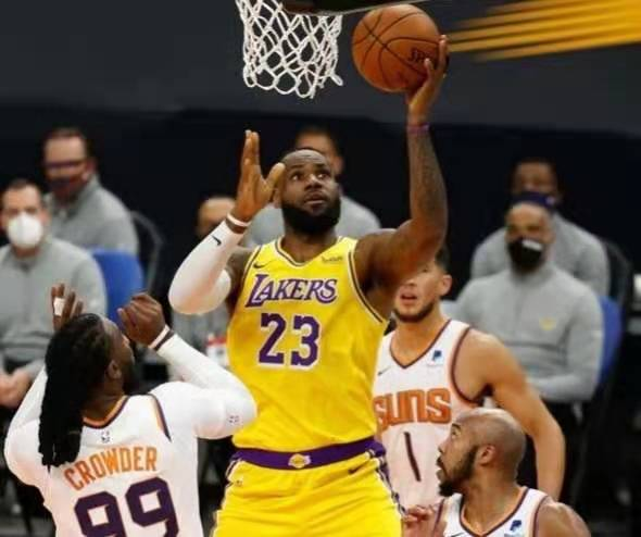 nba为什么推人(搞事情！詹姆斯“推人”动作引热议，到底是恶意犯规还是无心之举)