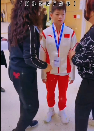 全红婵太可爱了，“炸毛”发型重现！备受跳水队宠爱，合影站C位