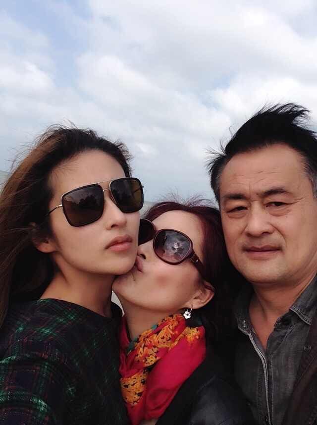 杂草女孩颖儿逆袭为女神，父母为了培养她差点离婚