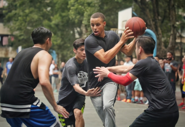 为什么nba球员腿都不直(普通人为何打不了NBA？看看野球场的库里 姚明的大腿 你就懂)