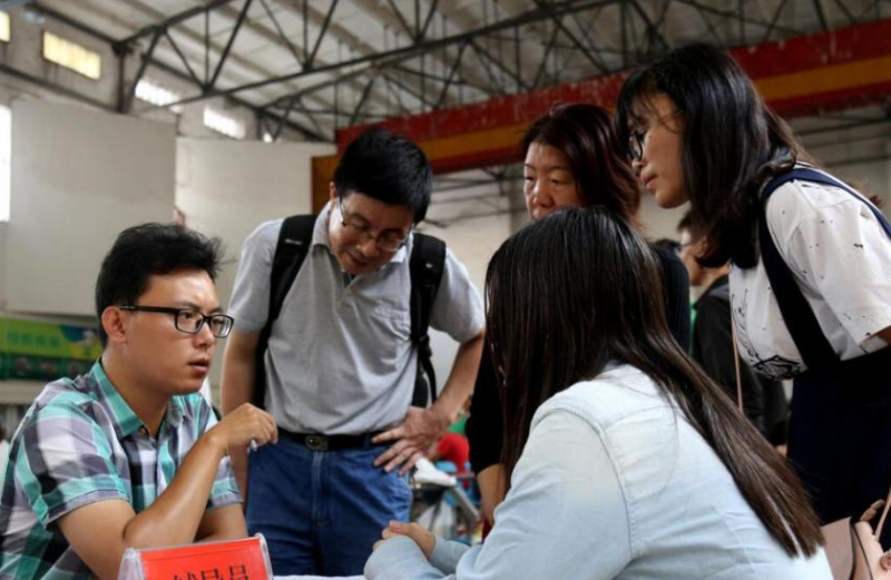 大学辅导员有多吃香？看完工资表就知道了，怪不得研究生都想当