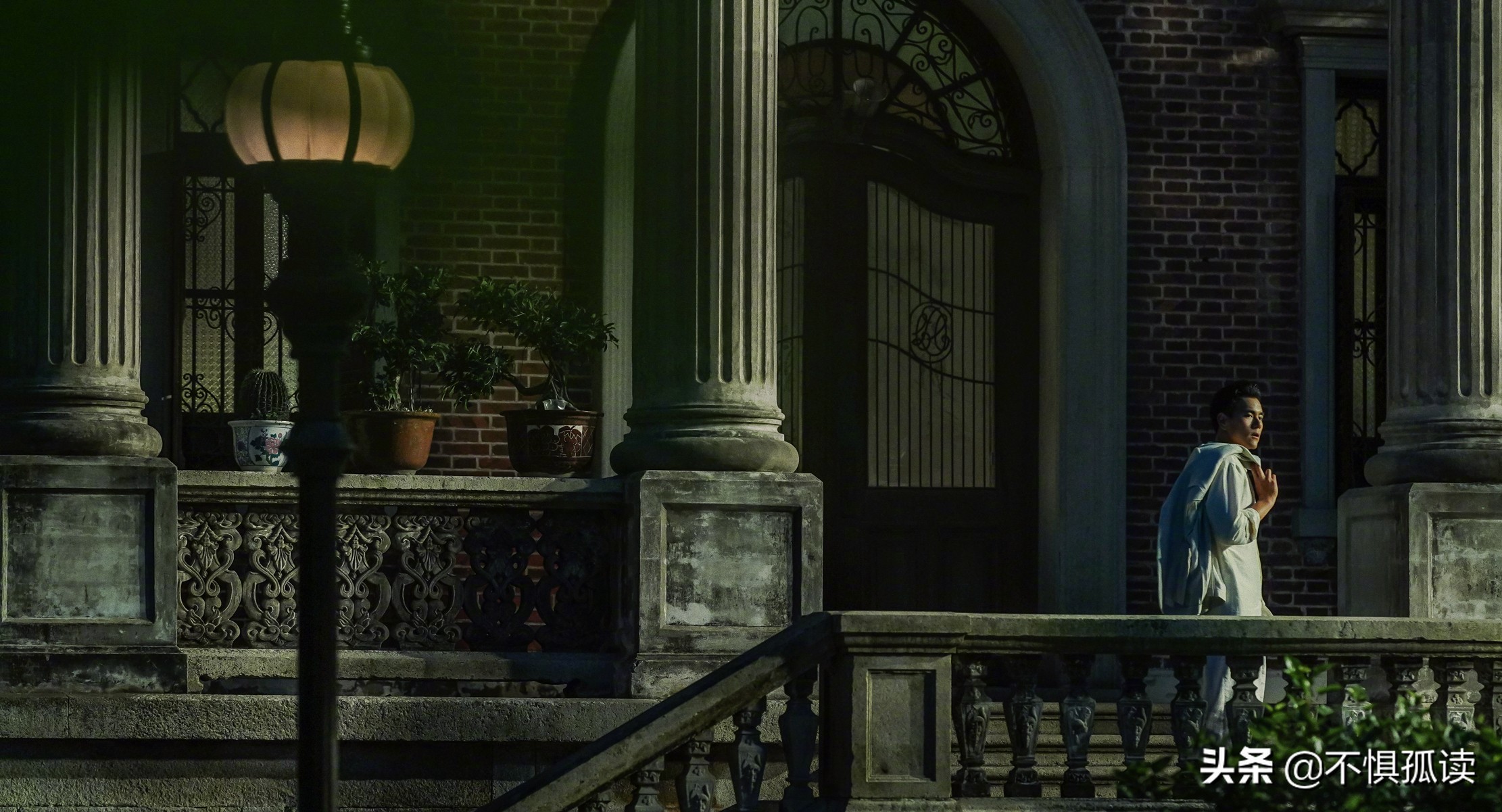 《第一炉香》：女学生葛薇龙为什么自甘堕落，沦落成高级交际花？