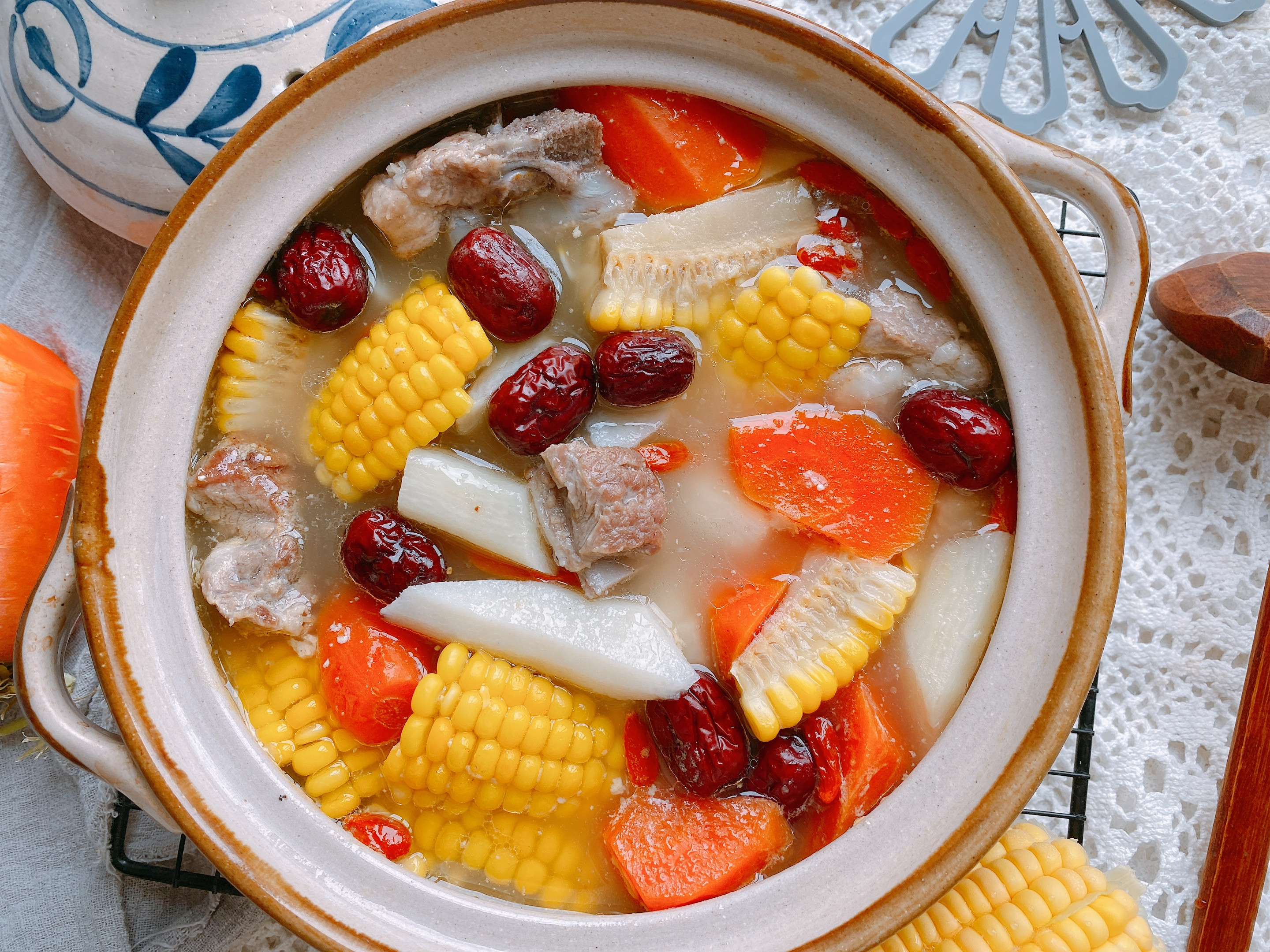 排骨汤是最家常的一种美食,尤其是冬天,来上一锅热乎乎的排骨汤,不仅