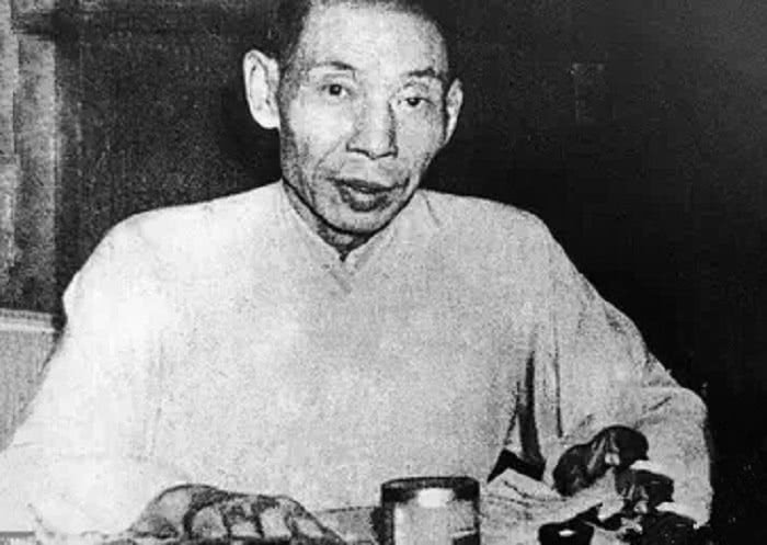 他是上海滩一代霸主，为替戏子出头得罪军阀，幸好杜月笙救他一命