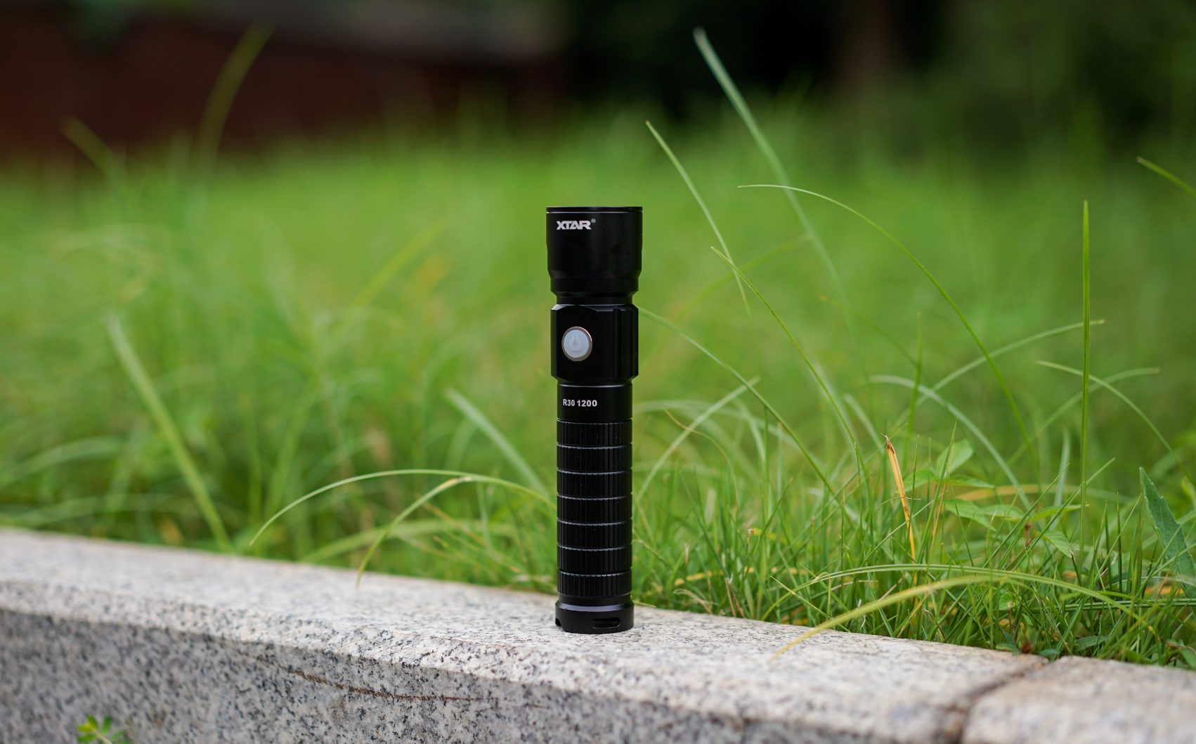 個頭大、亮度夠、續航長，還能變身充電寶！XTAR R30手電筒體驗