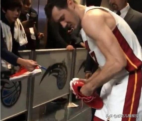 nba球员为什么那么多鞋(NBA球星为啥送鞋时都把鞋垫拿出来，是舍不得，还是怕熏到球迷？)