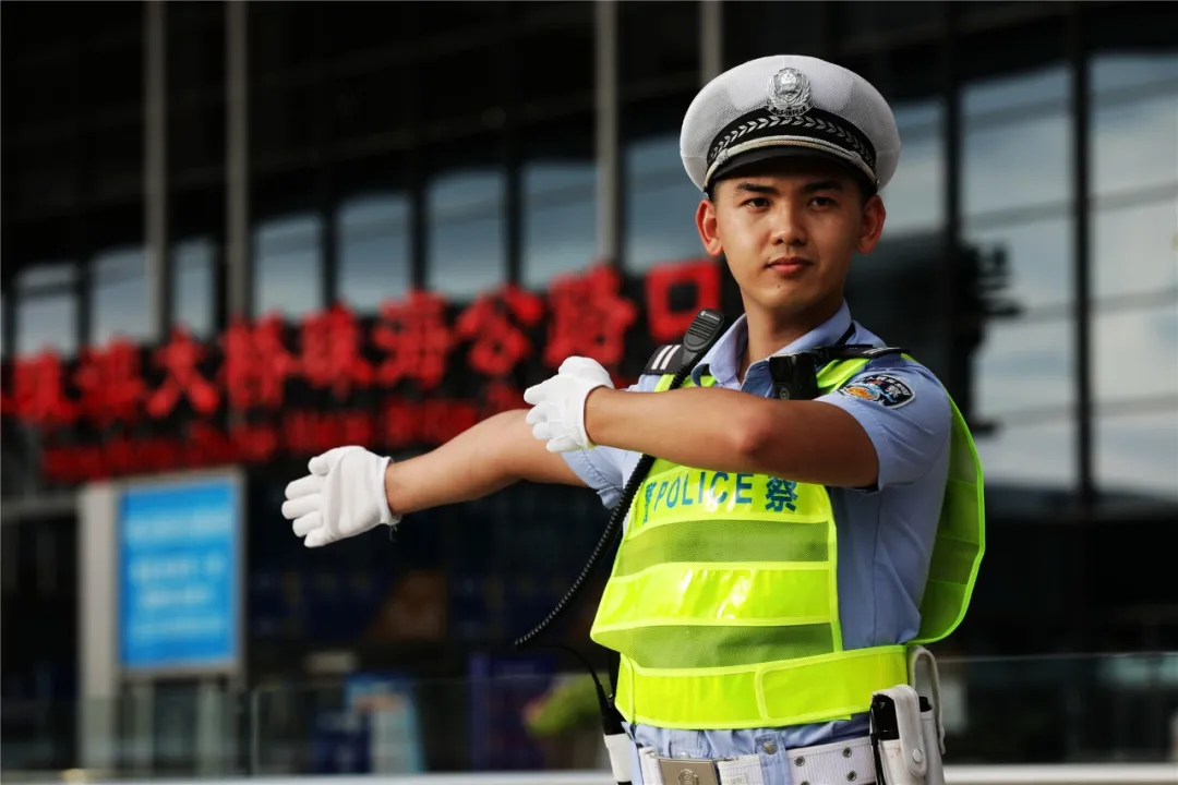 爆胎是常见问题,却有八成司机不会换胎!珠海帅气交警三分钟教会你!