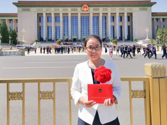 河南省召开一大会！这位女教授代表发言，接受表彰！