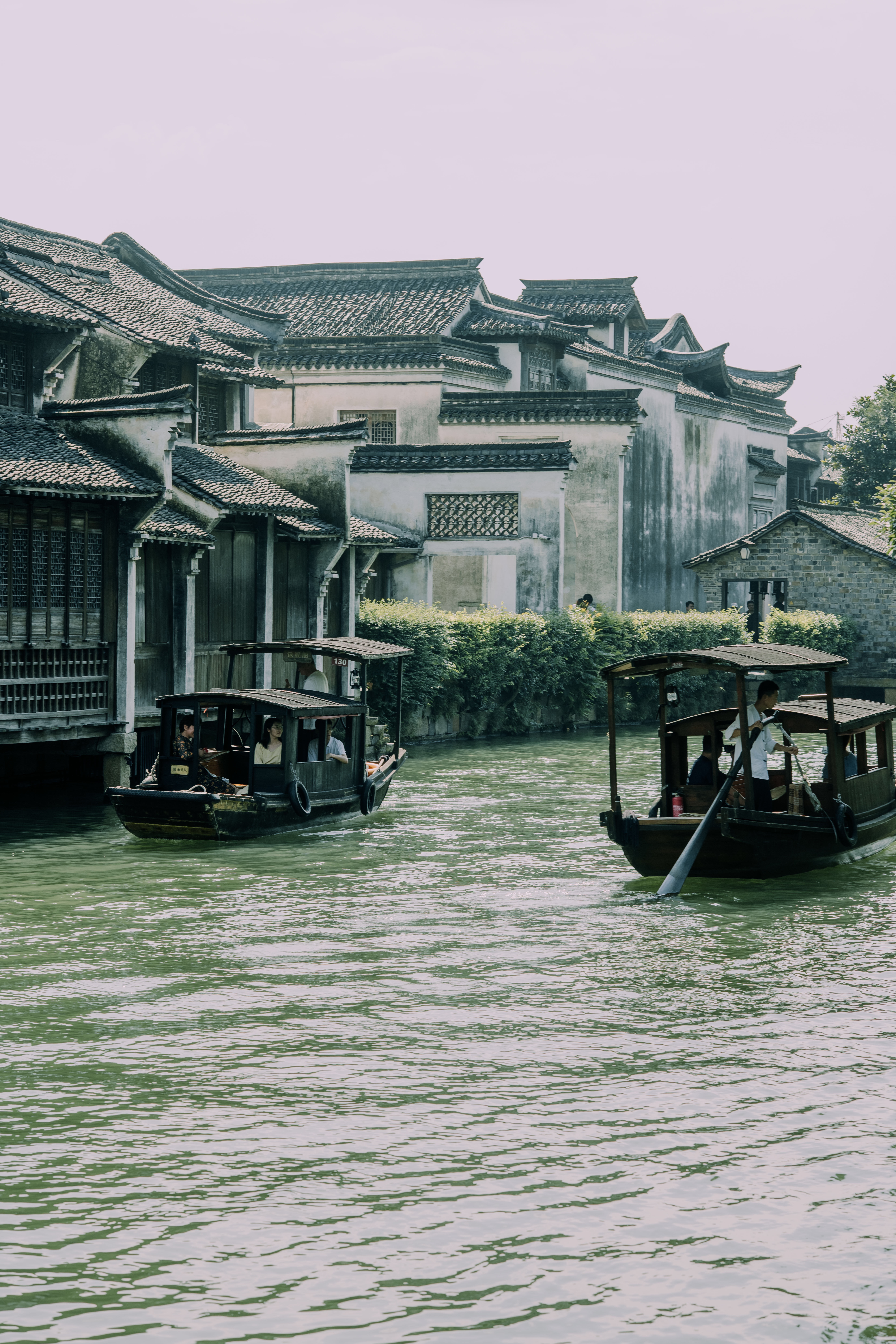 乌镇主要是以东西栅景区为主,东栅更为原生态,西栅景区管理更完善