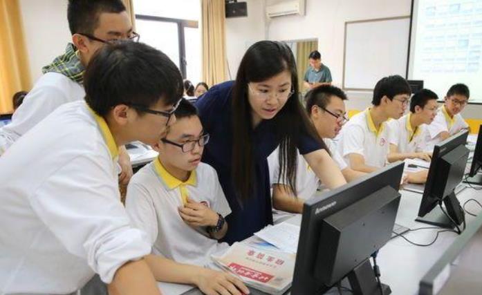 奶奶心系孙子高考成绩，梦到他考了666分，成绩出来后激动不已