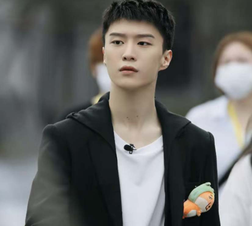 一头短发出境,看起来硬汉范十足,面对粉丝范丞丞也是非常有爱,他用手