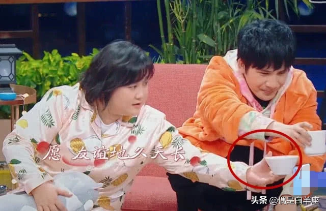 本以为沈腾的红酒杯够特殊了，看到贾玲的，这才是常驻嘉宾的体面