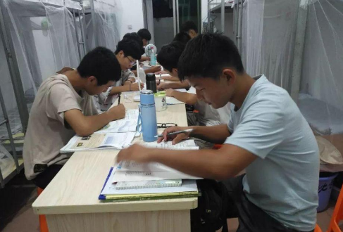 同样都是高中生，一个选住校、一个选走读，高考过后差距显著