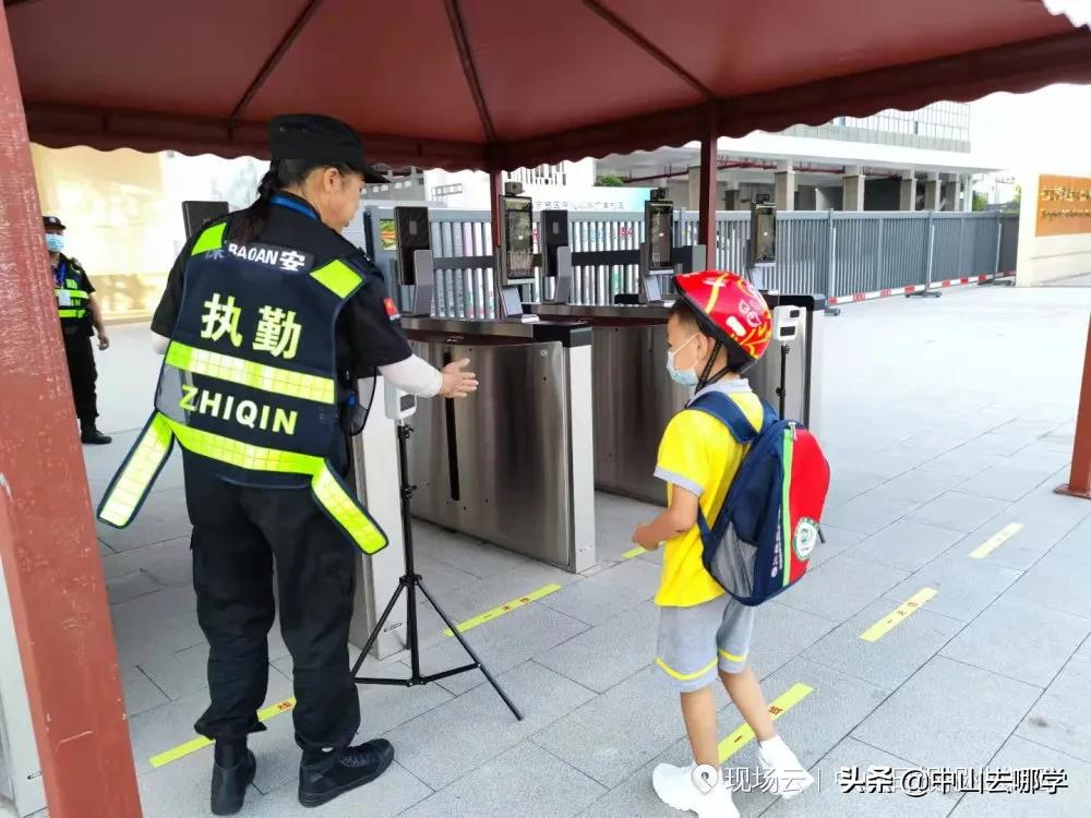 开学啦！现场多图预警：妈趴窗，爹爬墙，脸贴地！场面过于欢乐