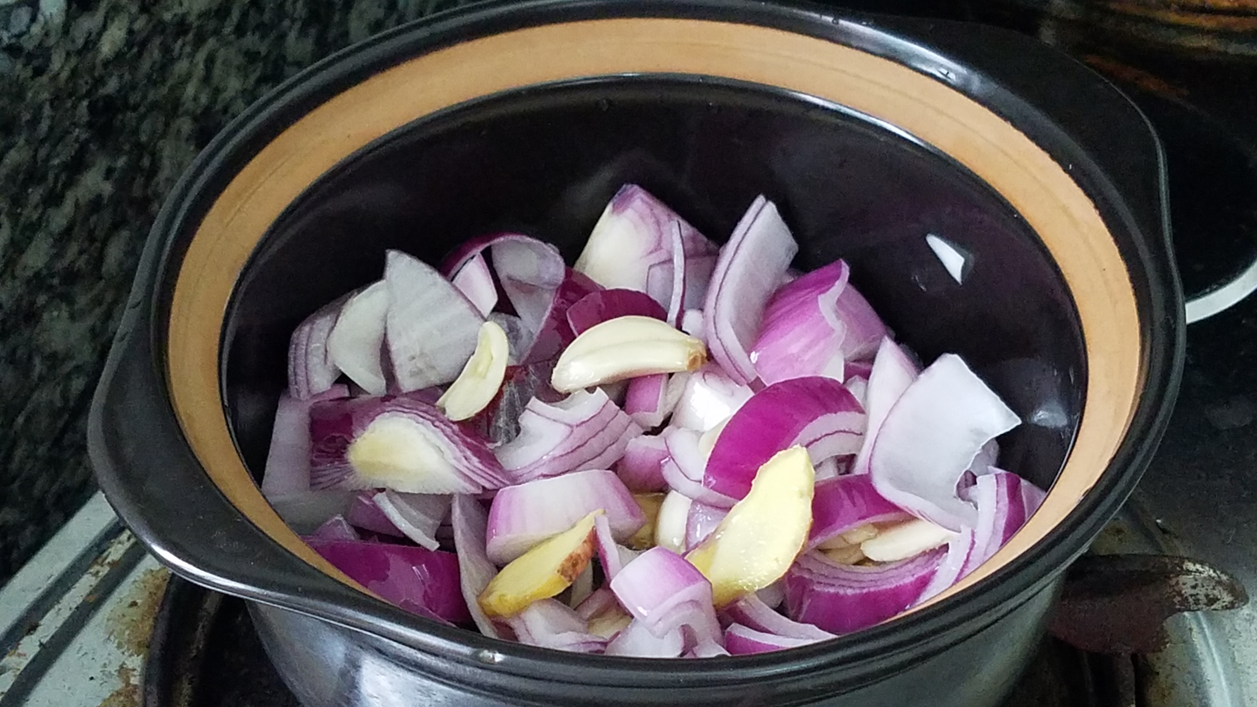 砂锅里倒进10块钱粉肠、原来这么好吃、家常菜做法、超简单