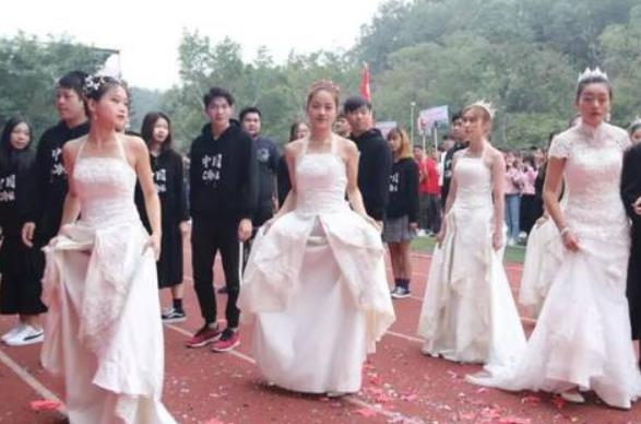 一外国语学院女生参加长跑比赛，穿黑裤袜引争议，被指目的不纯