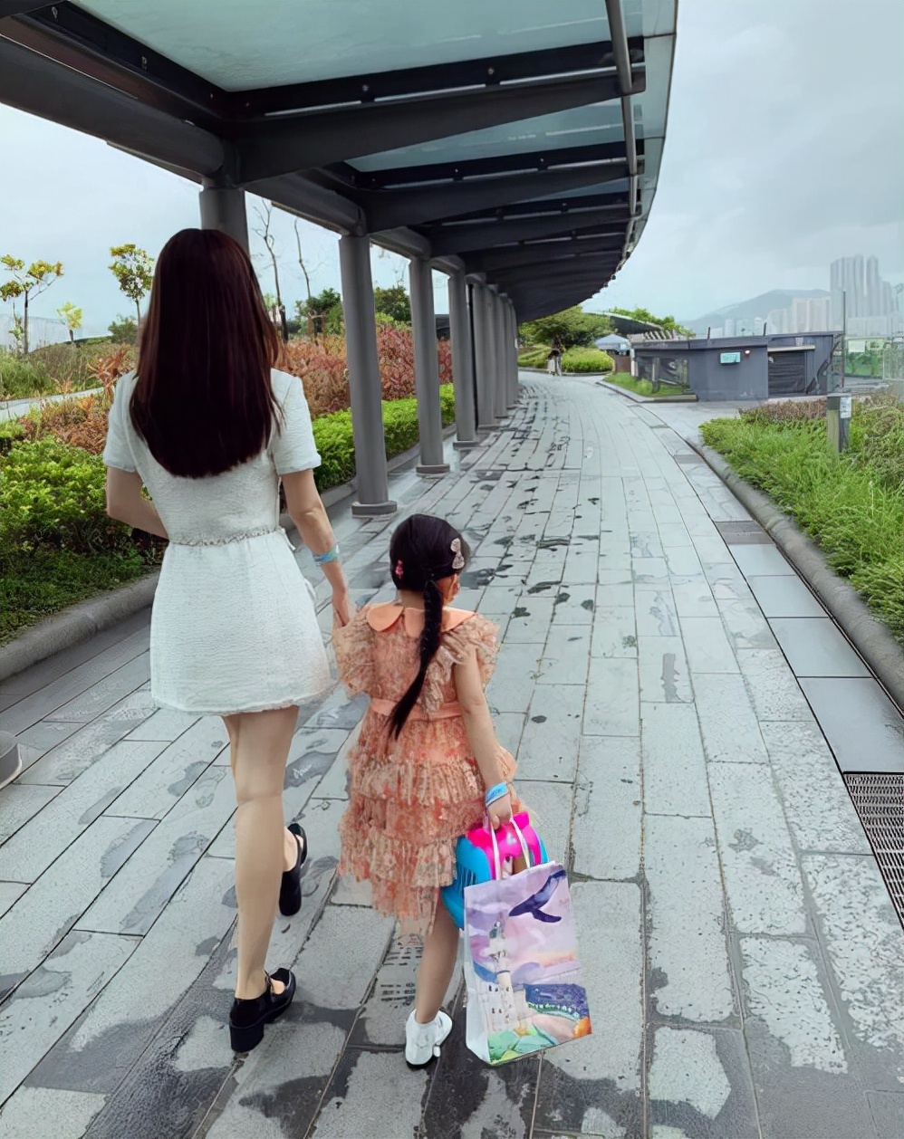 方媛晒母女三人美照，大宝长发及腰气质甜美，小宝鼻子嘴巴像妈妈