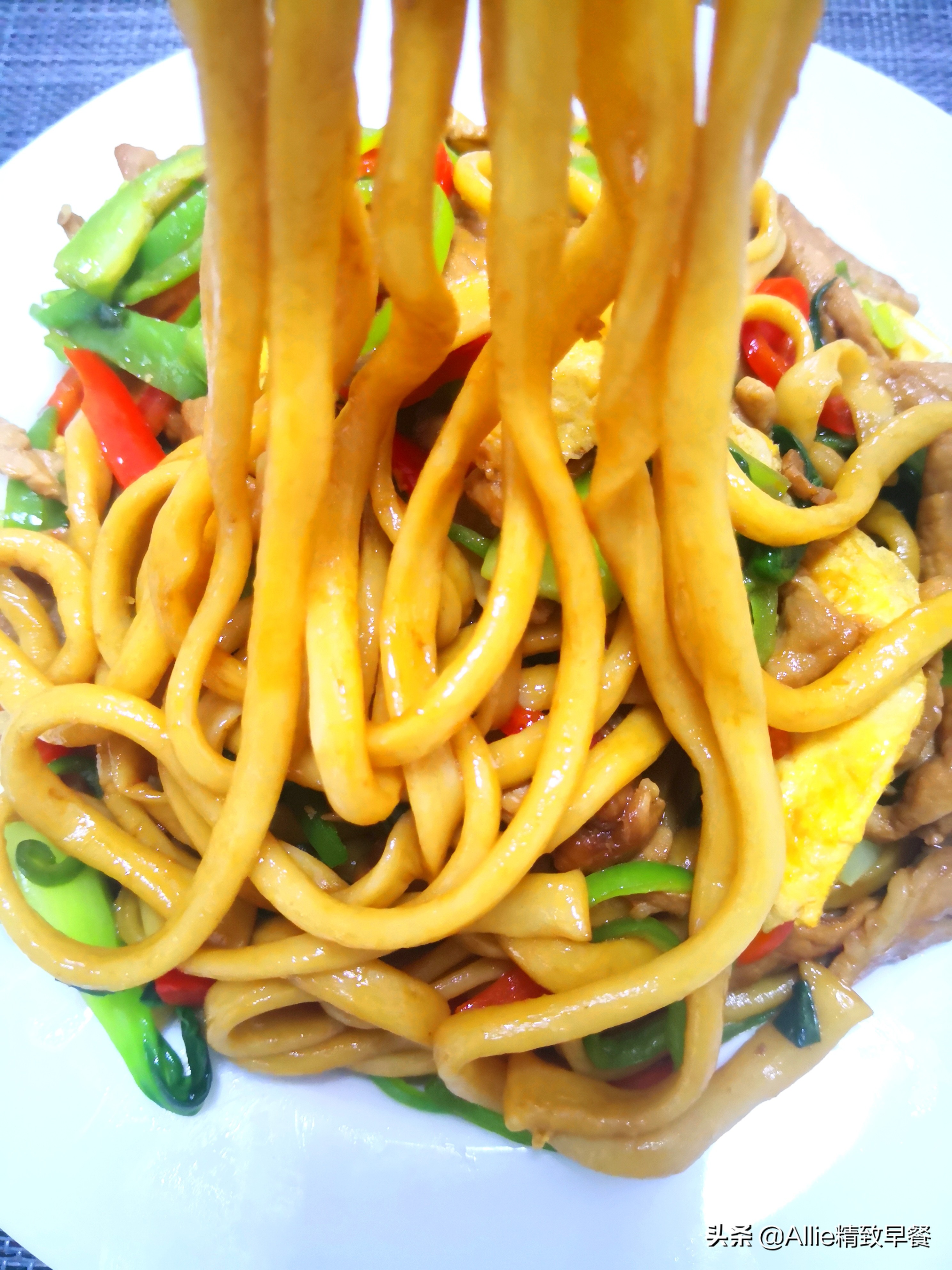 家常炒拉面有技巧，這樣做比面館都好吃還不油膩，食材多，真營養