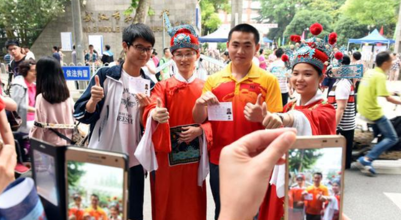 河南某地7名考上清北的考生，每人获赠奖学金50万，引发大众质疑