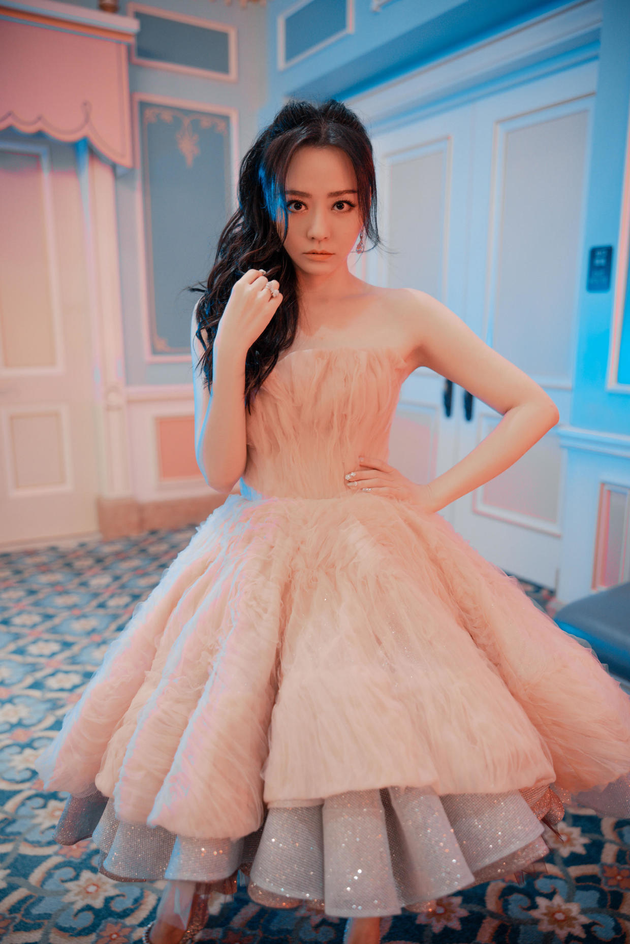 张靓颖真是"人间腿精",穿西装配黑丝袜亮相,身材和出道时没差