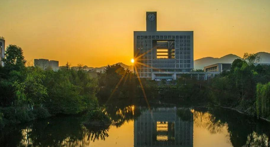 录取分数不高的师范学院，中等生可以捡漏，毕业就有好出路