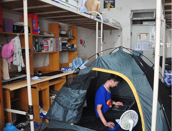 哈工大宿舍挥汗如雨，众多学生行政楼前打地铺，学校被吐槽上热搜